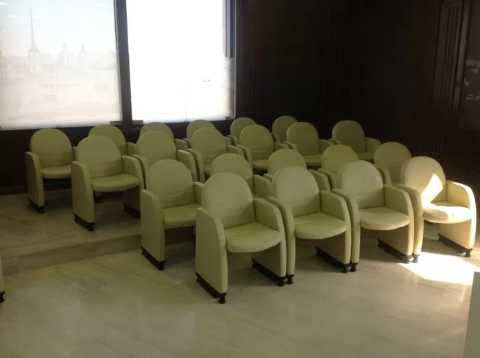 конференц кресло кожзам